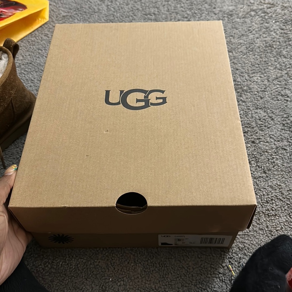 Kids Neumel 11 black UGGs size 5